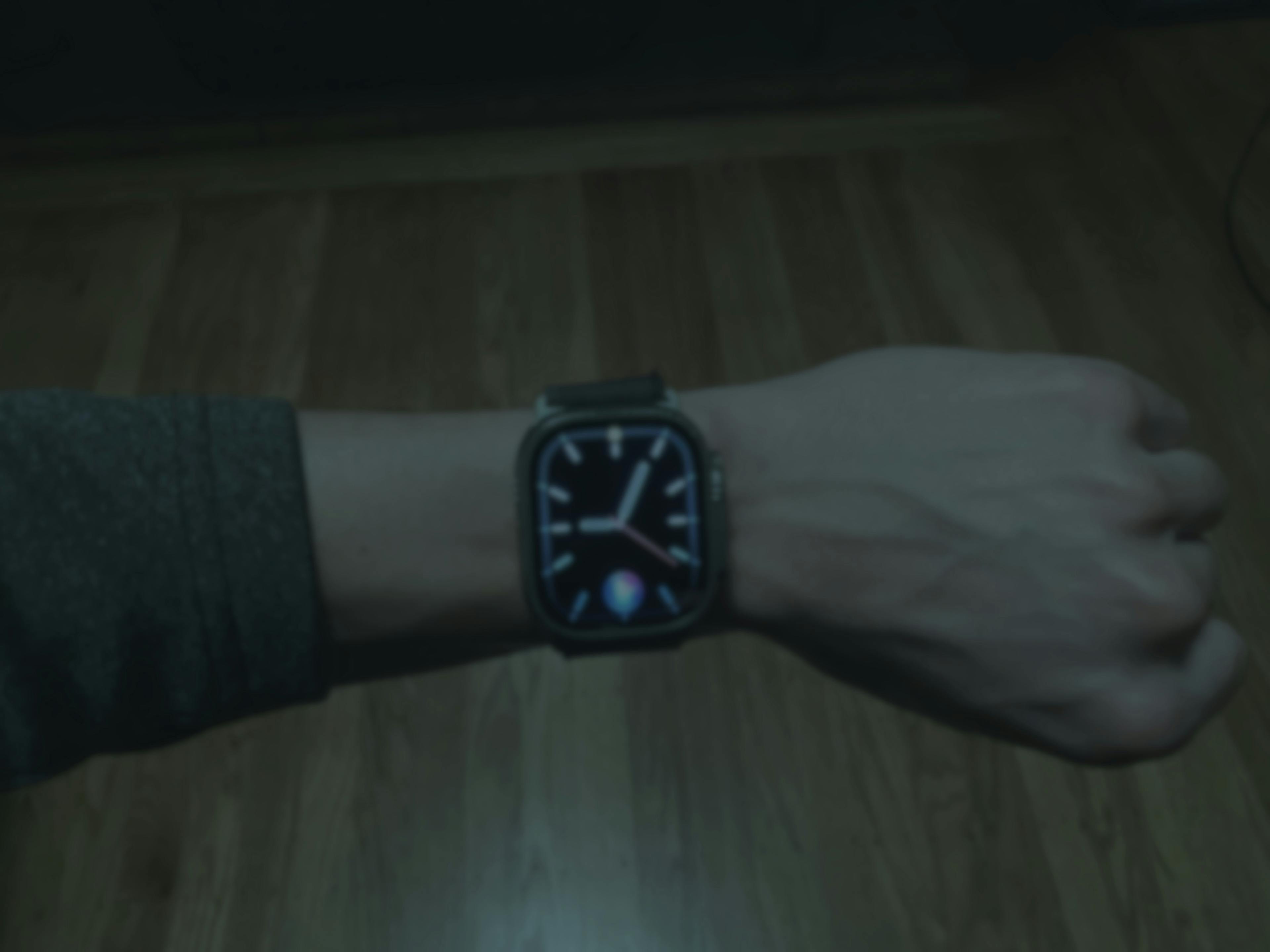 A person's wrist with Siri activated on an AppleWatch